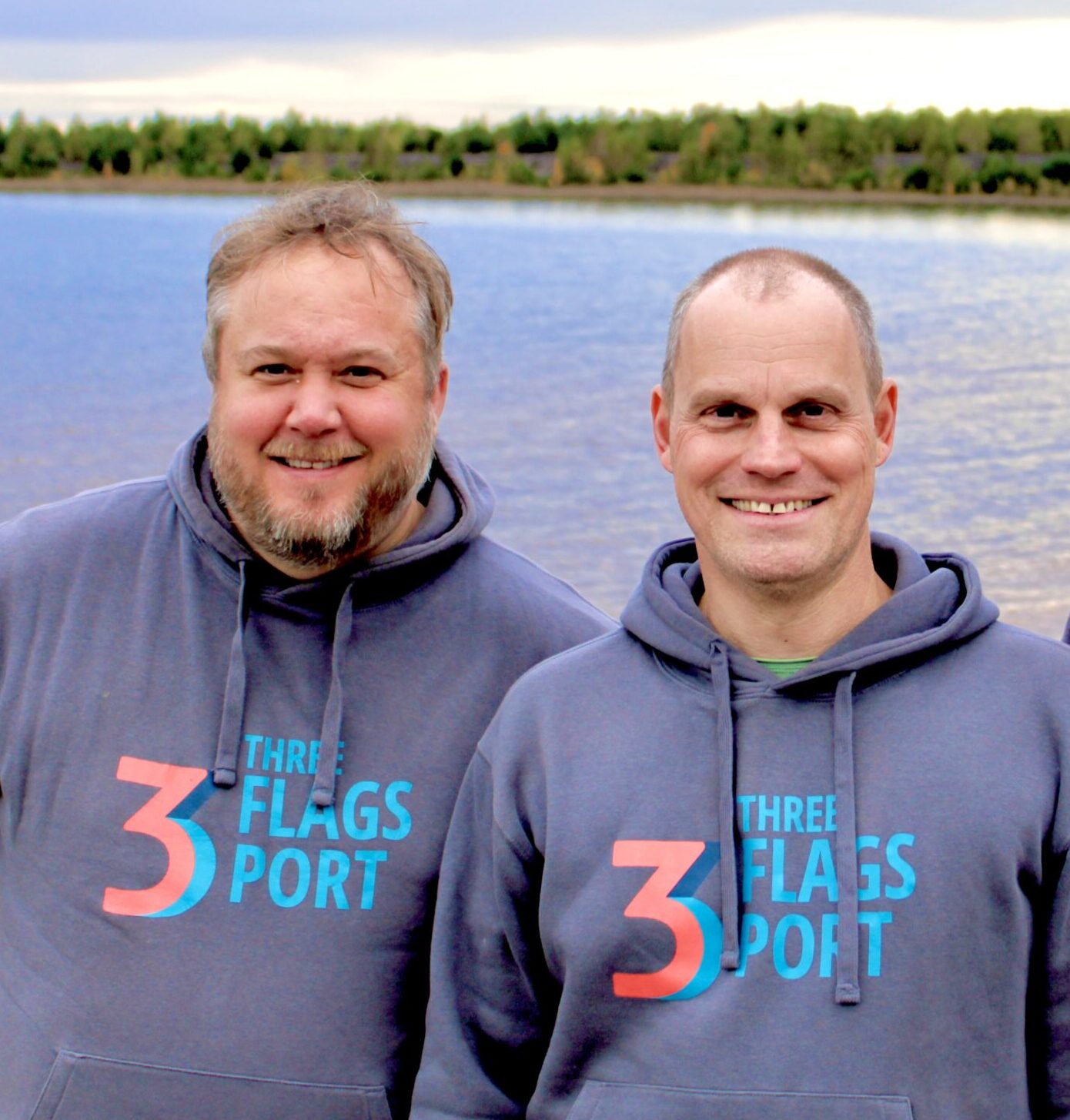 Arne Franz and Henning Fliß from the 3flags-port team by a lake